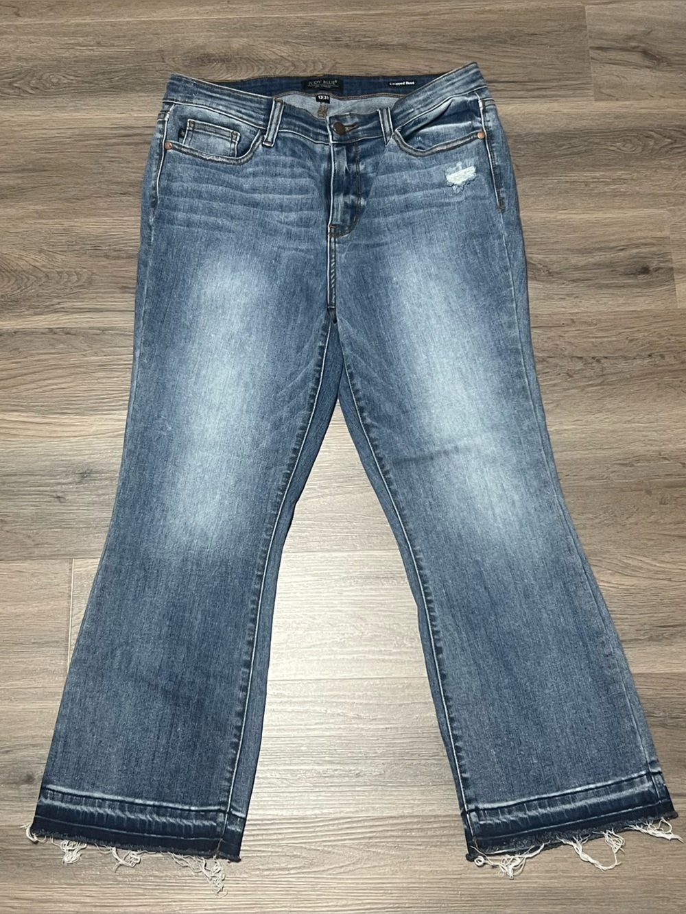 Judy Blue 13/31 Blue Jeans Cropped Boot Medium Wash Raw Hem Stretch Distressed